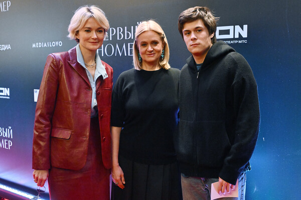 Ылғал трусиктер бейне xxx Мини юбка мен шұлықтағы порно