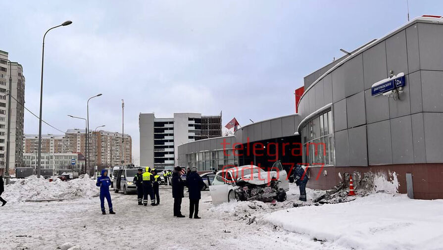 Видео: автомобиль с москвичом разбился, влетев в здание