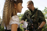 Ополченец ДНР и ученица возле одной из школ Донецка