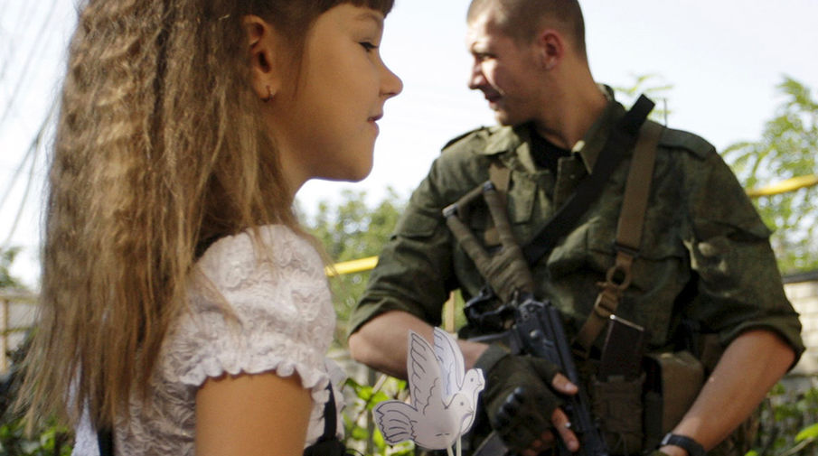 Ополченец ДНР и ученица возле одной из&nbsp;школ Донецка