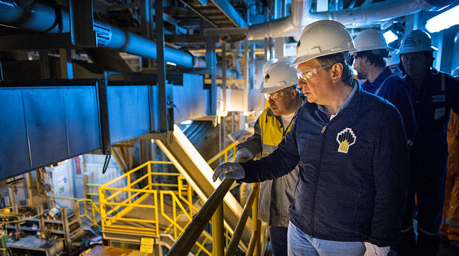 Игорь Сечин во время посещения морской буровой платформы &laquo;Орлан&raquo; в&nbsp;Охотском море