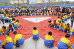 Ученики одной из школ Китая выложили символ борьбы со СПИДом возле своего учебного заведения