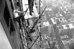 Рабочие во время ремонта 78-го этажа Эмпайр-стейт-билдинг, 30 июля 1945 года