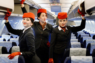 Стюардессы авиакомпании «Вим Авиа» в самолете Boeing 757-200, 2015 год