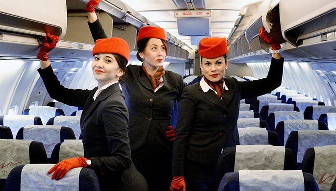 Стюардессы авиакомпании «Вим Авиа» в самолете Boeing 757-200, 2015 год