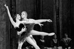 Римма Карельская (слева) в роли Одиллии и Марис Лиепа в роли Принца в балете П.И. Чайковского «Лебединое озеро», поставленном Государственным академическим Большим театром СССР, 1963 год