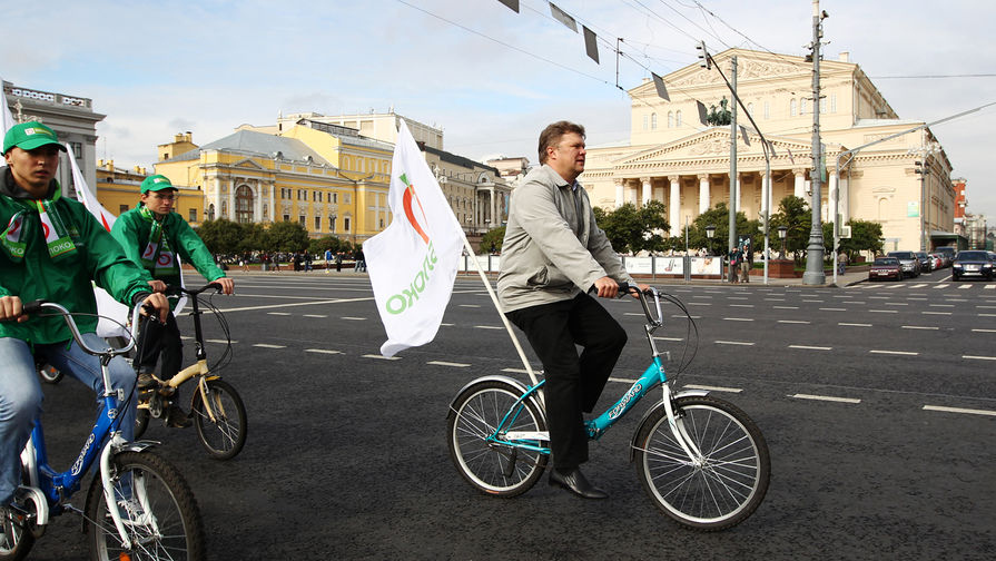 Активисты партии «Яблоко» во время велопробега в «День без машин» в Москве, 2011 год