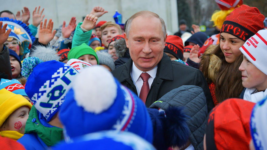 Президент России Владимир Путин во время встречи на&nbsp;Соборной площади с&nbsp;детьми&nbsp;- гостями Кремлевской елки, 26&nbsp;декабря 2017&nbsp;года