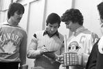 Советский хоккеист Валерий Харламов (второй слева) дает автографы спортсменам из юношеской канадской хоккейной команды «Дон Миллс Флайера», 1977 год