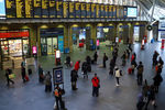 Туристы у информационного табло на железнодорожной станции Кингс-Кросс в Лондоне, 21 декабря 2020 года