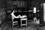 Инженер и программист ENIAC проверяют конфигурацию рядом со стойками мультипликатора, 1946 год