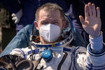 Космонавт Сергей Рыжиков после приземления корабля «Союз МС-17» в степи Казахстана, 17 апреля 2021 года
