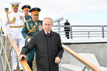 Президент РФ, верховный главнокомандующий Владимир Путин во время осмотра кораблей в Финском заливе перед началом Главного военно-морского парада по случаю Дня Военно-морского флота РФ, 25 июля 2021 года