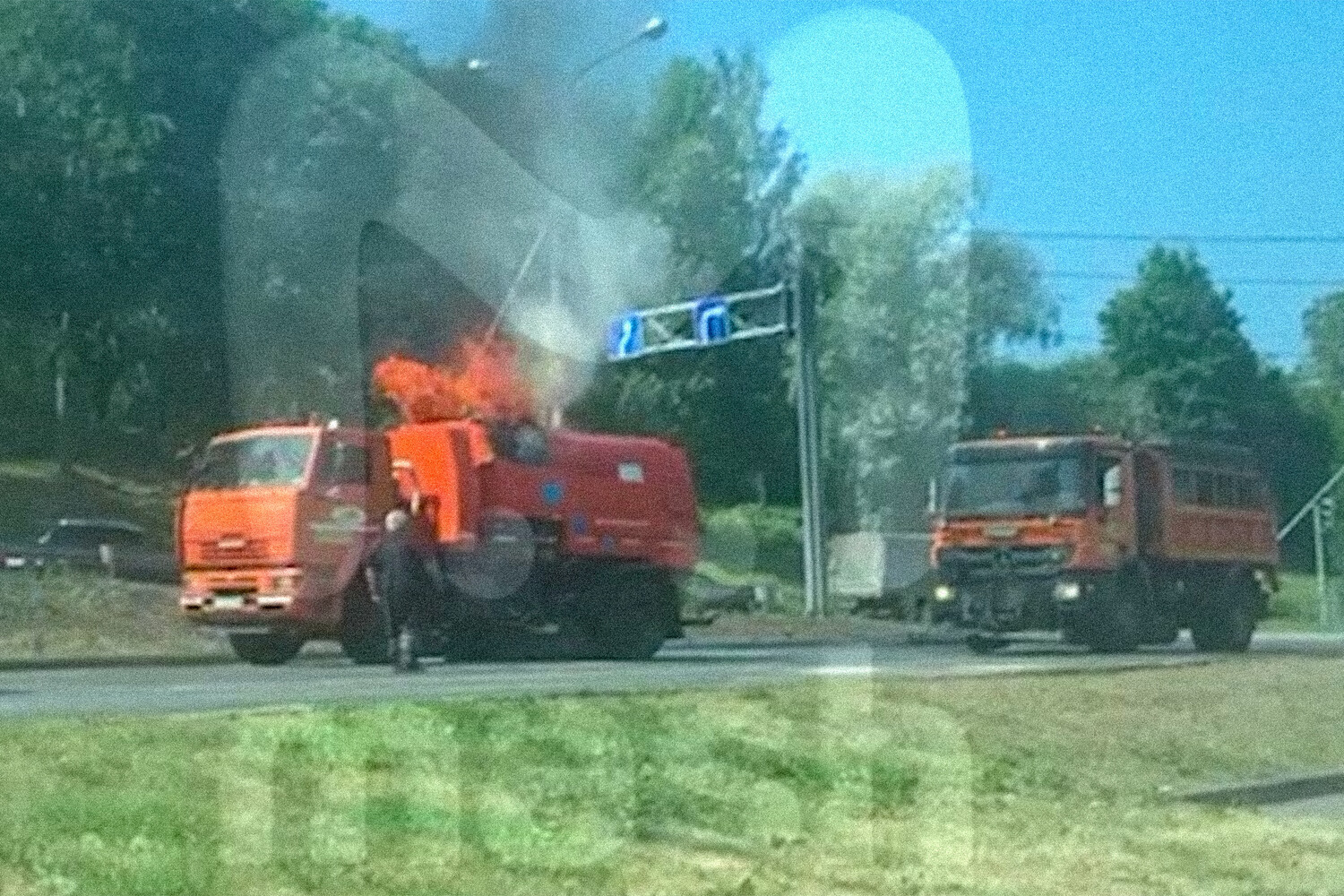 Поливальная машина загорелась на дороге - Газета.Ru | Новости