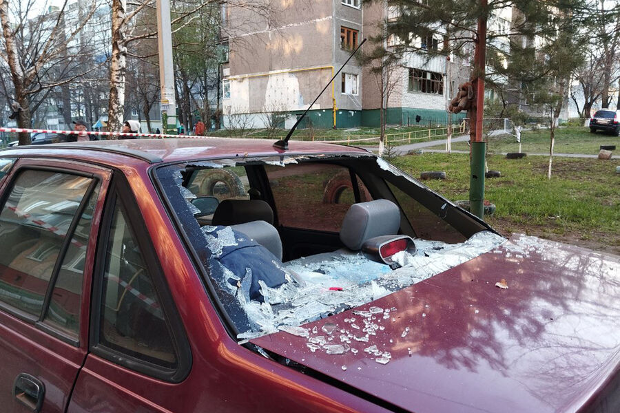 Автомобиль, поврежденный во время массированной атаки БПЛА, Курск, 15&nbsp;апреля 2025&nbsp;года