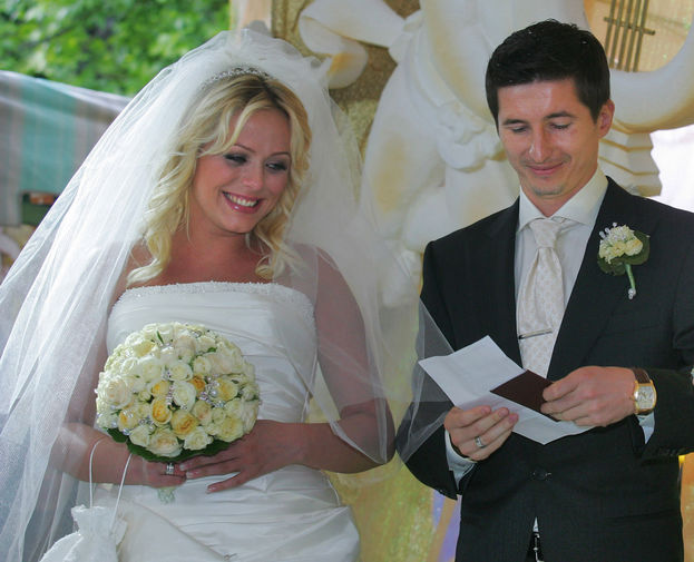 Футболист Евгений Алдонин и Юлия Началова во время свадебной церемонии, 2006 год
