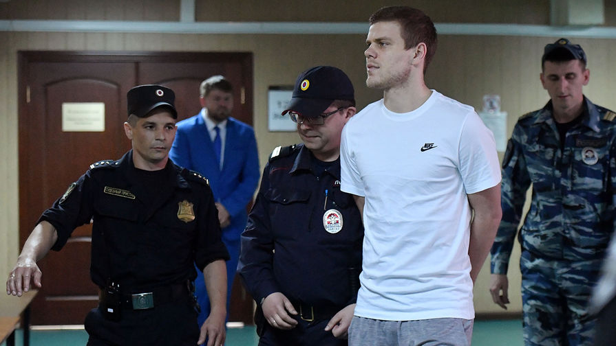 Футболист Александр Кокорин, обвиняемый в хулиганстве и побоях, перед началом заседания Пресненского суда города Москвы, 8 мая 2019 года 
