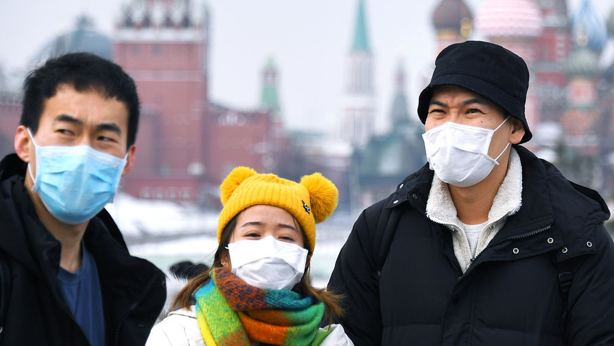 Китайские туристы на Красной площади в Москве