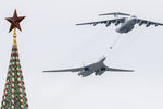 Самолет-топливозаправщик Ил-78 и стратегический бомбардировщик-ракетоносец Ту-160 на воздушном параде Победы в Москве, 9 мая 2020 года