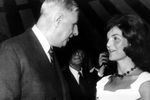 Шарль де Голль и первая леди США Жаклин Кеннеди во время встречи в Париже, 1961 год