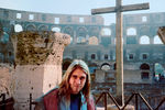 Курт Кобейн на фоне Колизея в Риме, 1989 год
