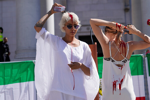 Перформанс иранско-американской художницы Сами Роуз (слева) во время митинга в&nbsp;знак солидарности с&nbsp;женщинами Ирана в&nbsp;центре Лос-Анджелеса, США, 1&nbsp;октября 2022&nbsp;года