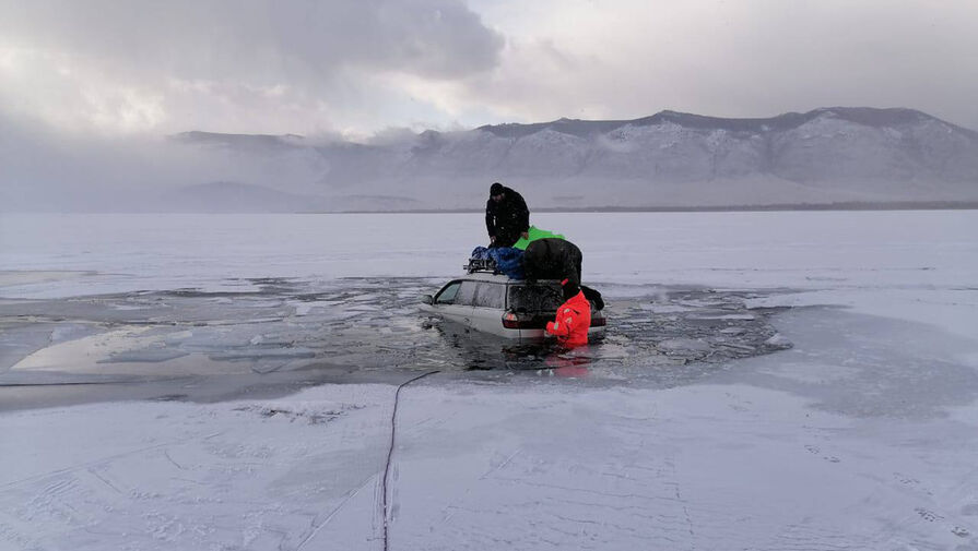 Автомобиль с тремя туристами провалился под лед возле острова Хунук на Байкале