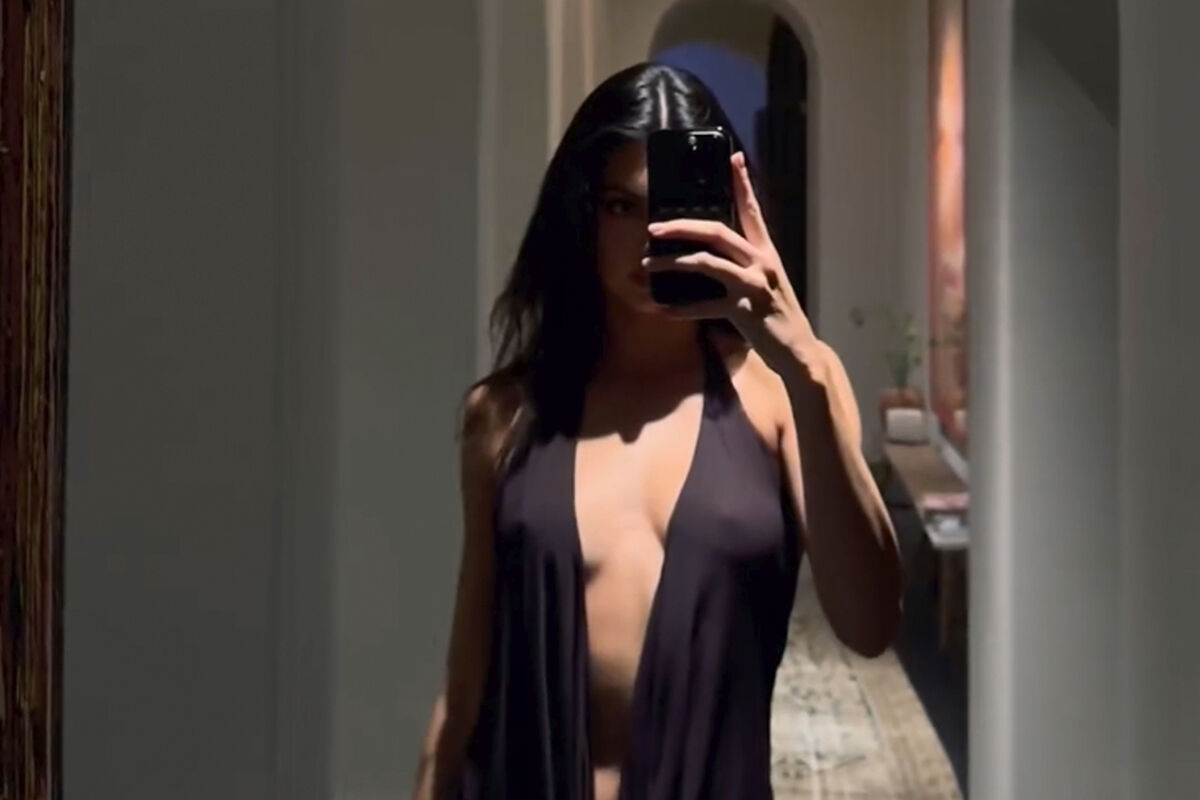 Черное платье с вырезом на груди порно видео