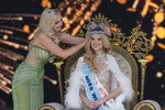 «Мисс мира 2021» Каролина Белявска из Польши коронует «Мисс Мира 2024» Кристину Пышкову из Чехии в финале конкурса в Мумбаи, Индия, 9 марта 2024 года