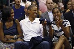 Барак Обама вместе с женой и дочерью — Мишель и Малией
