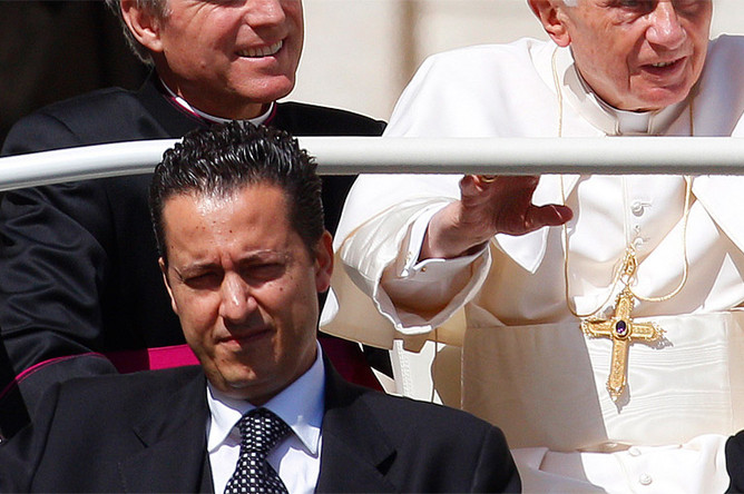 Бывший камердинер папы Римского Паоло Габриэле (на первом плане) ждет решения суда Ватикана