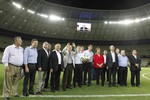 Президент Бразилии Дилма Руссефф и официальные лица слушают приветственное слово президента ФИФА Зеппа Блаттера