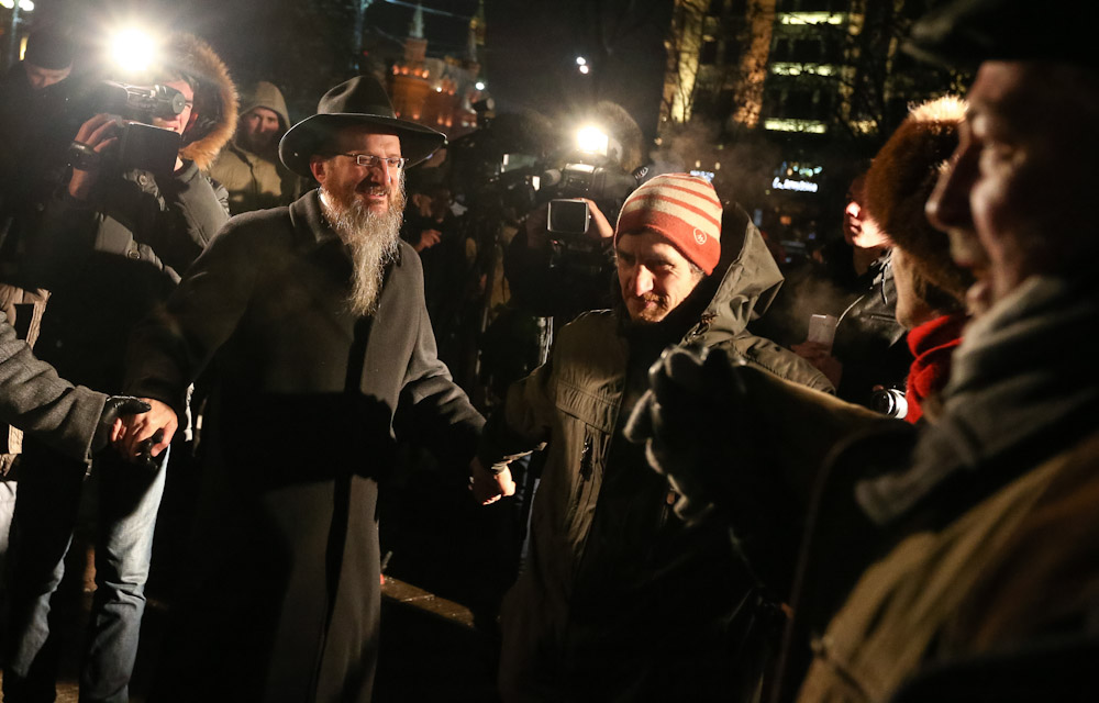Во время празднования Хануки на площади Революции