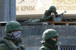 Вооруженные люди у здания крымского парламента в Симферополе