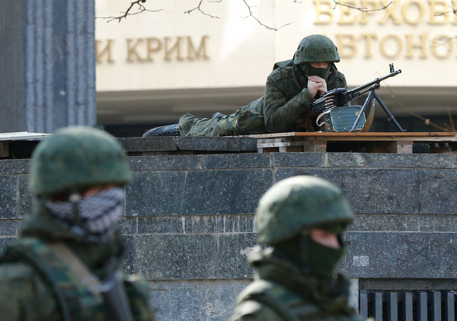 Вооруженные люди у&nbsp;здания крымского парламента в&nbsp;Симферополе