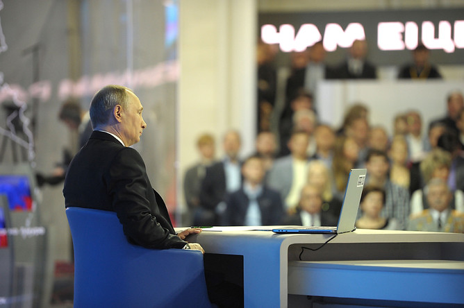 Владимир Путин отвечает на вопросы россиян в ежегодной специальной программе «Прямая линия с Владимиром Путиным» 