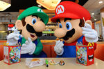 Луиджи и Марио во время рекламной акции в McDonald's, приуроченной к выходу игры Mario Kart 8 для игровой системы Nintendo Wii U, 2014 год