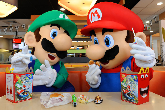 Луиджи и Марио во время рекламной акции в&nbsp;McDonald's, приуроченной к&nbsp;выходу игры Mario Kart 8&nbsp;для&nbsp;игровой системы Nintendo Wii U, 2014&nbsp;год