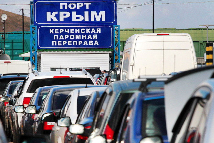 Автомобили в очереди у Керченской паромной переправы в порту «Крым»