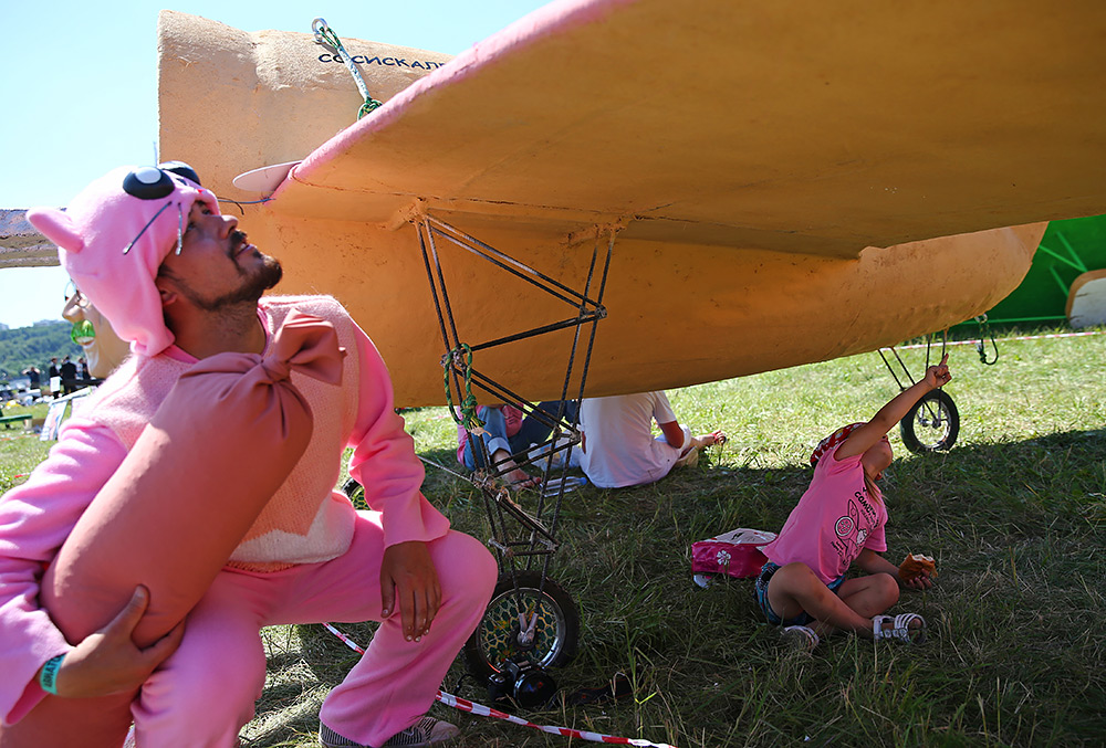 Участники чемпионата самодельных летательных аппаратов Red Bull Flugtag в Крылатском