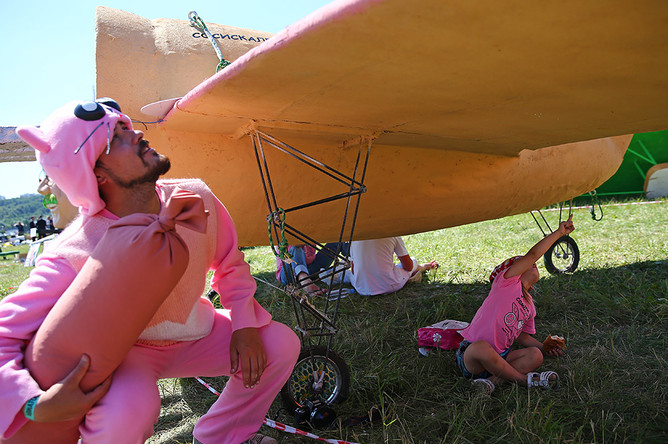 Участники чемпионата самодельных летательных аппаратов Red Bull Flugtag в Крылатском