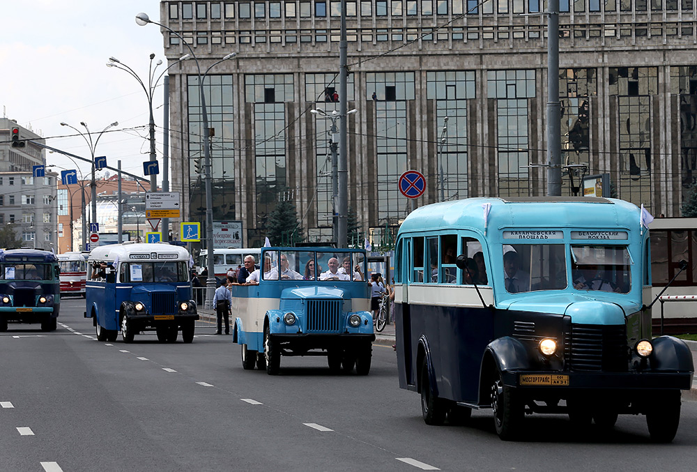 Колонна ретроавтобусов во время парада 8 августа 2015 года в центре Москвы