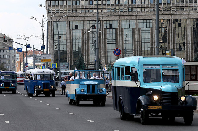 Колонна ретроавтобусов во время парада 8 августа 2015 года в центре Москвы
