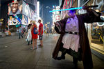 Фанат «Звездных войн» демонстрирует владение световым мечом на Таймс-сквер в Нью-Йорке
