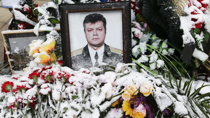 Жители Липецка несут цветы к&nbsp;фотографии погибшего летчика