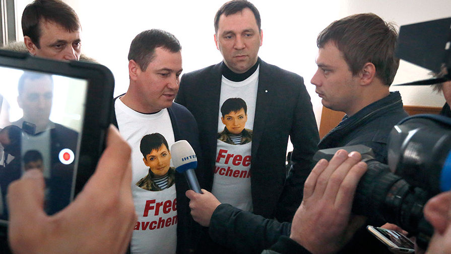 Участники акции в&nbsp;поддержку Савченко, депутаты Верховной рады Украины в&nbsp;здании Донецкого городского суда