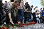 Участники акции «Помним» во время возложения цветов у здания посольства Украины в память о погибших в одесском Доме профсоюзов