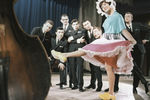 1965 год. Эдита Пьеха в составе ленинградского ансамбля «Дружба» во время исполнения французской песни «Башмачки»