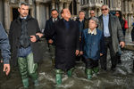 Бывший премьер-министр Италии Сильвио Берлускони во время посещения затопленной Венеции, 14 ноября 2019 года