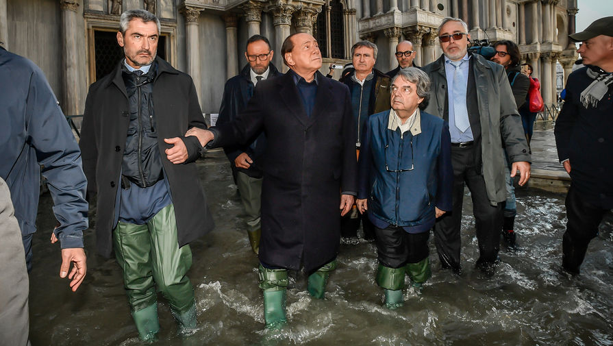 Бывший премьер-министр Италии Сильвио Берлускони во время посещения затопленной Венеции, 14 ноября 2019 года